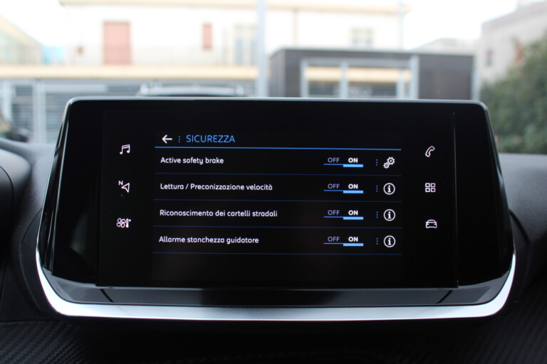 33 Stilecar It Peugeot 208 Gn484sd