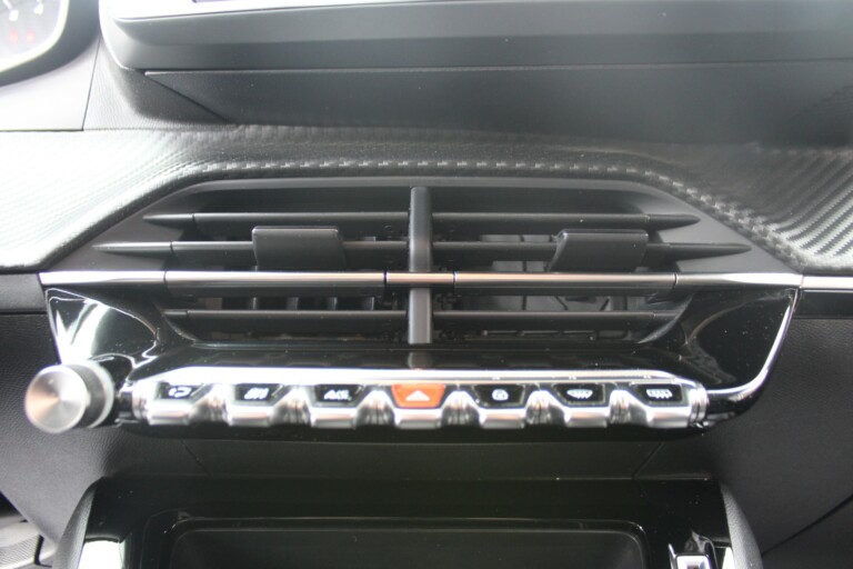 37 Stilecar It Peugeot 208 Gn484sd