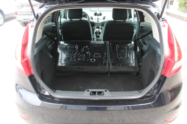 18 Stilecar It Ford Fiesta Eb721tn