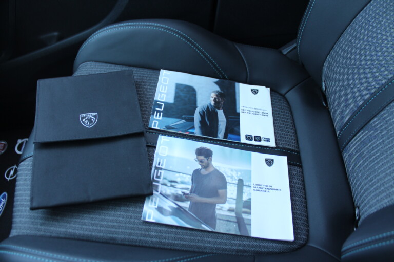 44 Stilecar It Peugeot 3008 Gl530xj