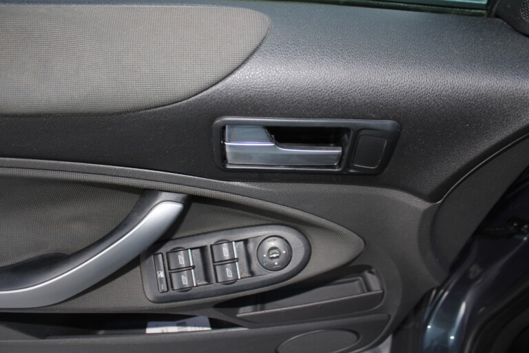 08 Stilecar It Ford Kuga Eh159ab
