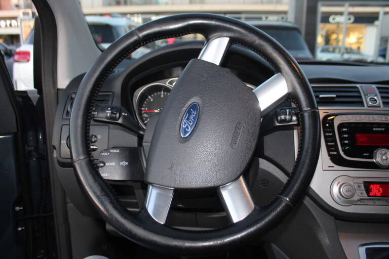 16 Stilecar It Ford Kuga Eh159ab