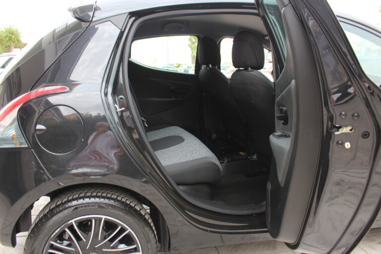 17 Stilecar It Lancia Ypsilon Gm978dd 1