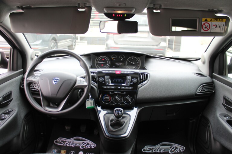 18 Stilecar It Lancia Ypsilon Gm978dd 1